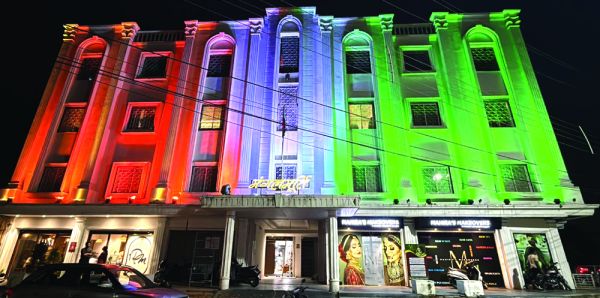 रायपुर के शैलेंद्र नगर में हर घर तिरंगा अभियान, सुनहरे रंगों से जगमगाए घर