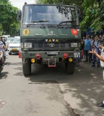 कोलकाता पुलिस ने लापरवाही से गाड़ी चलाने के आरोप में सेना के ट्रक को रोका