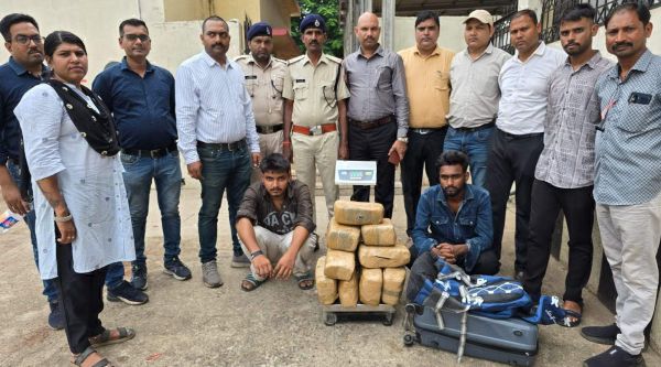रेलवे स्टेशन में जांच, 7 लाख के गांजा के साथ दो युवक गिरफ्तार