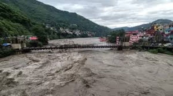 हिमाचल प्रदेश में भारी बारिश के कारण जनजीवन ठप