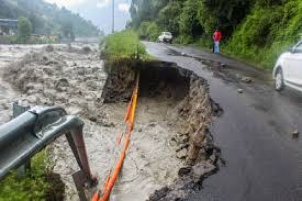 जम्मू में भारी बारिश: मकान गिरने से दो लोगों की मौत, प्रमुख सड़कें बंद