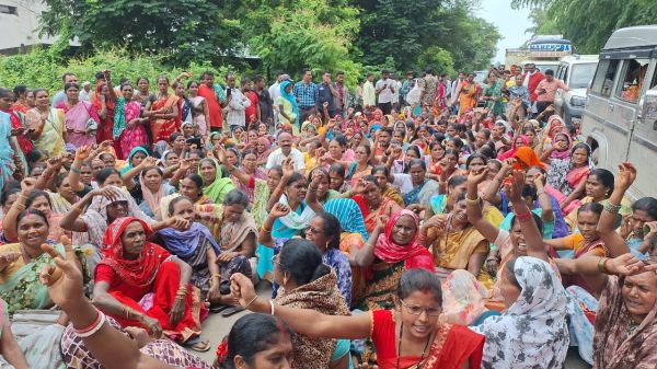 कांकेर की मितानिनों को मचांदुर नाका के पास रोका, जाम कर बैठी 