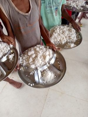 बच्चों को भोजन संग नमक परोसा, प्रभारी अधीक्षक निलंबित