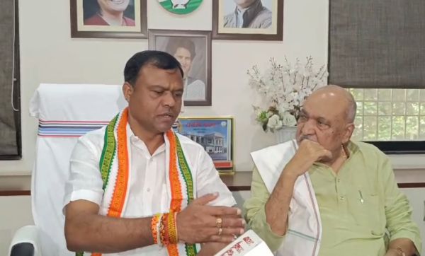  देखें VIDEO : विवादों के बीच चौबे की बैज से चर्चा, कहा- वो अध्यक्षजी के साथ हैं...