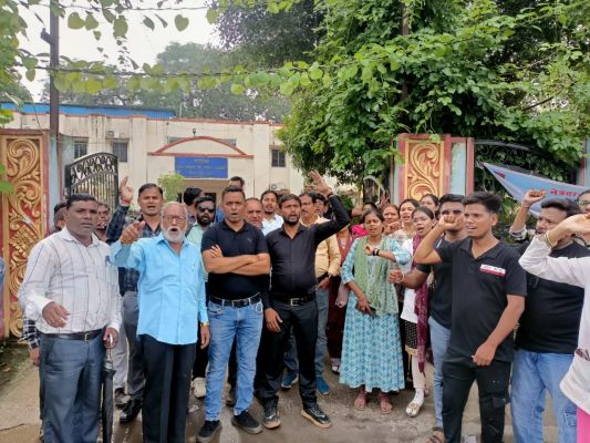हड़ताली एन‌एच‌एम कर्मियों ने अपने अपने इस्तीफे सौंप रहे