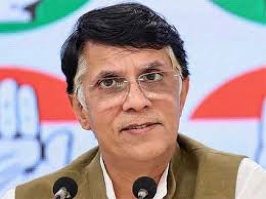 निर्वाचन आयोग ने पवन खेड़ा की पत्नी का नाम दो निर्वाचन क्षेत्रों में होने के लिए नोटिस जारी किया