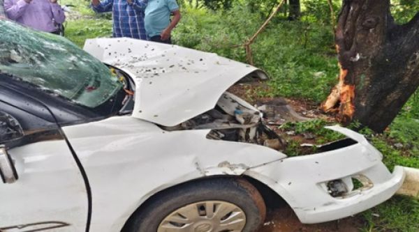 सड़क पर बैठे मवेशियों को बचाने में कार पेड़ से टकराई, महिला की मौत, 3 घायल
