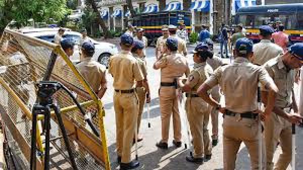 विस्फोटकों के साथ 14 ‘आतंकवादियों’ के शहर में घुसने की धमकी के बाद मुंबई पुलिस सतर्क