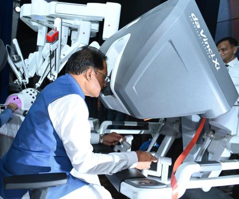 एम्स में ‘देव हस्त’ रोबोटिक सर्जिकल सिस्टम का सीएम ने किया शुभारंभ