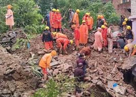 हिमाचल के कुल्लू में भूस्खलन में एक महिला की मौत, चार के मलबे में दबे होने की आशंका