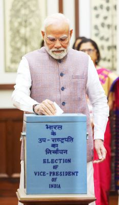 उप राष्ट्रपति चुनाव: प्रधानमंत्री मोदी, सोनिया, राहुल, राजनाथ समेत कई नेताओं ने मतदान किया