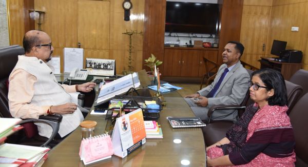 भू-जल स्तर बचाने, डबरी निर्माण के लिए किसानों को करें प्रोत्साहित - डेका
