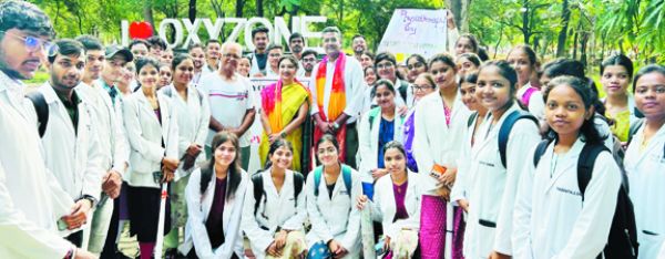 पोस्टर प्रदर्शनी और संवाद से विद्यार्थियों ने फिजियोथेरेपी के महत्व से अवगत कराया