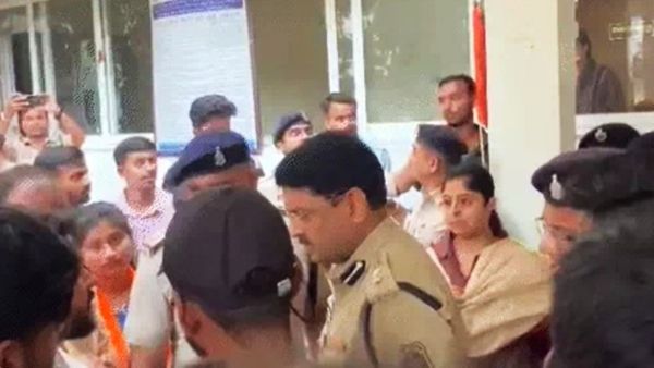देखें VIDEO : चाकूबाजी के विरोध में एबीवीपी का प्रदर्शन, दफ्तर से बाहर आते ही एसएसपी ने कहा- ये तरीका है बे!