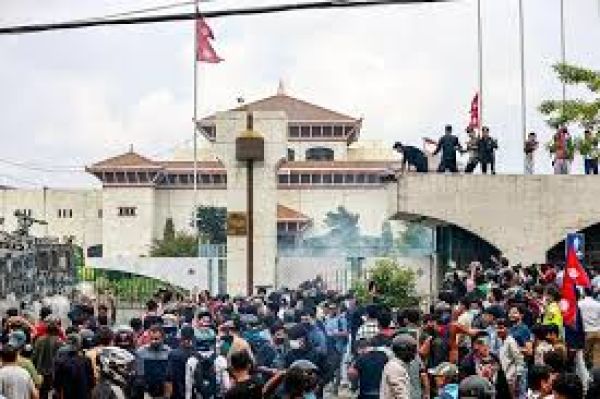 'मंदिर देखने गए थे लेकिन ये यात्रा डरावना सपना बन गई', नेपाल में फंसे भारतीयों की आपबीती