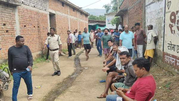 बंद घर से आ रही थी बदबू, दफन मिले चार शव