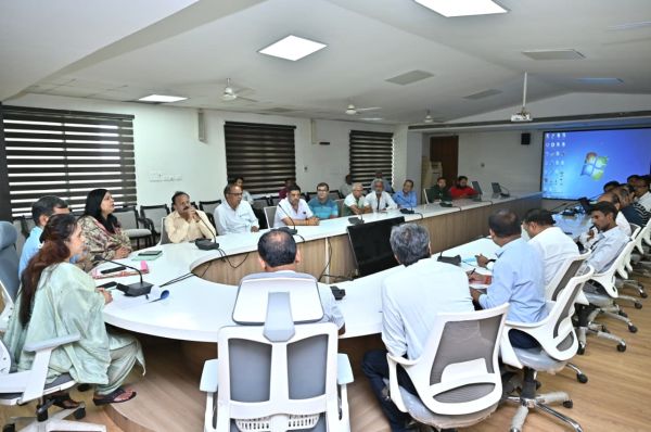 टूटेगा नवीन मार्केट, व्यापारियो को मेयर ने पुनर्विकास योजना की जानकारी दी 