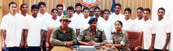 नारायणपुर में 16 नक्सलियों का समर्पण