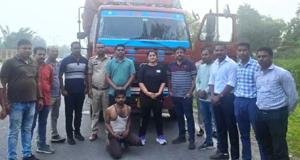 बिना चारा-पानी 17 भैंसों को ट्रक में ठूंस-ठूंसकर भरा था, दो की मौत हो चुकी थी, एक घायल हालत में मिला