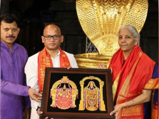 तिरुमाला मंदिर में वित्त मंत्री निर्मला सीतारमण ने किए भगवान वेंकटेश्वर के दर्शन