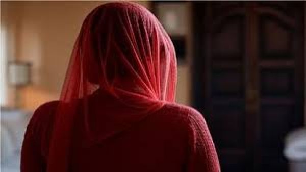 बिजनौर में एक व्यक्ति ने अपनी पत्नी की पिटाई कर उस्तरे से गंजा किया
