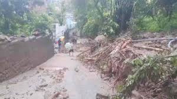 हिमाचल प्रदेश: बादल फटने से एक गांव में कई वाहन मलबे में दबे, खेत क्षतिग्रस्त