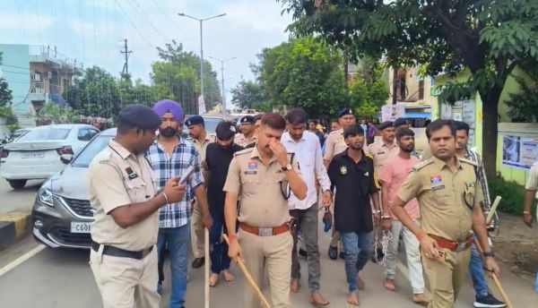 देखें VIDEO : बदमाश लड़खड़ाते कदमों से गुंडागर्दी करना पाप है, कानून हमारा बाप के नारे लगाते रहे