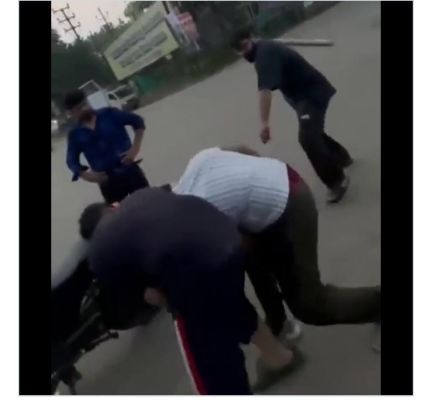 खम्हारडीह इलाके में शनिवार तड़के मारपीट में बेसबाल बैट का खुलकर इस्तेमाल 