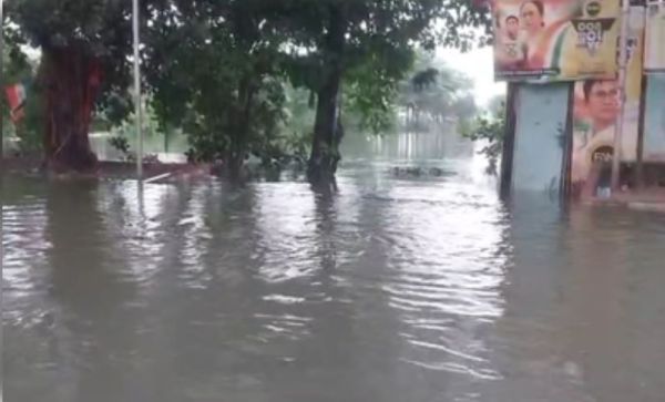 कोलकाता में भारी बारिश से जलभराव, मेट्रो और ट्रेन सेवाएं ठप, एक की मौत 