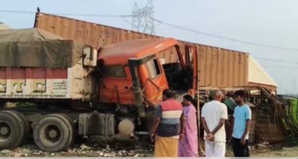 कैमूर : तेज रफ्तार ट्रक होटल में जा घुसा, एक की मौत, दो घायल