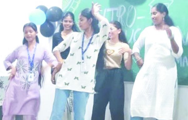 नवप्रवेशी पत्रकारिता विद्यार्थियों ने गीत-संगीत और नृत्य से समा बांधा