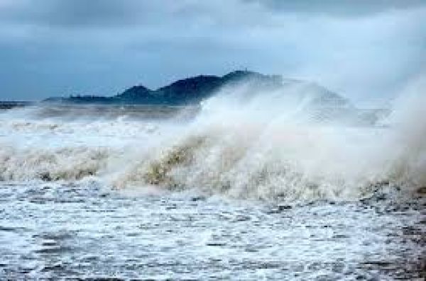 वियतनाम के तट से टकराया चक्रवात 'बुआलोई', हजारों लोगों को सुरक्षित स्थानों पर पहुंचाया गया