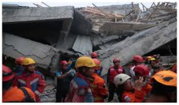 इंडोनेशिया में स्कूल ढहने की घटना में 91 छात्रों के अब भी मलबे में दबे होने की आशंका