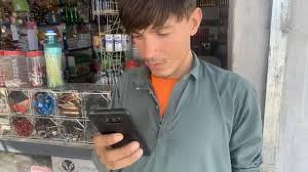 तालिबान ब्लैकआउट के बाद इंटरनेट सेवाएं बहाल, अफ़ग़ान नागरिकों ने मनाई खुशी