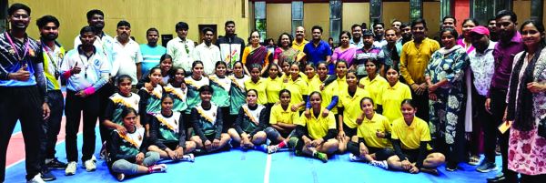 रायपुर सेक्टर महिला कबड्डी में योगानंदम छतीसगढ़ महाविद्यालय की टीम रही विजेता