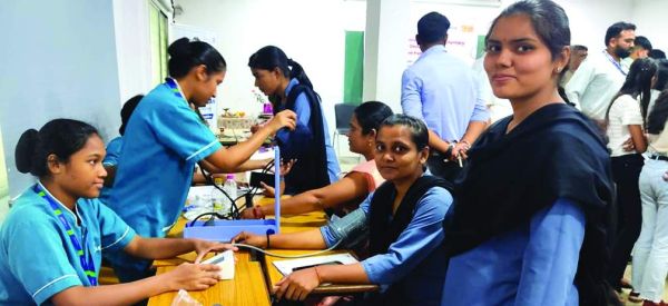 जीवन बचाने का महत्व समझाने प्रगति कॉलेज में चिकित्सा जागरूकता शिविर-रक्तदान आयोजित