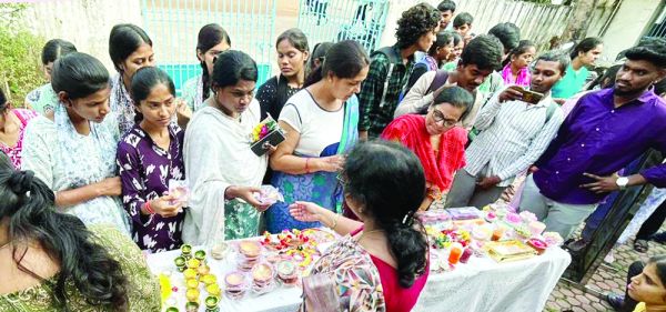 शहीद राजीव पाण्डेय शासकीय महाविद्यालय में दीपावली के सजावटी सामानों की प्रर्दशनी