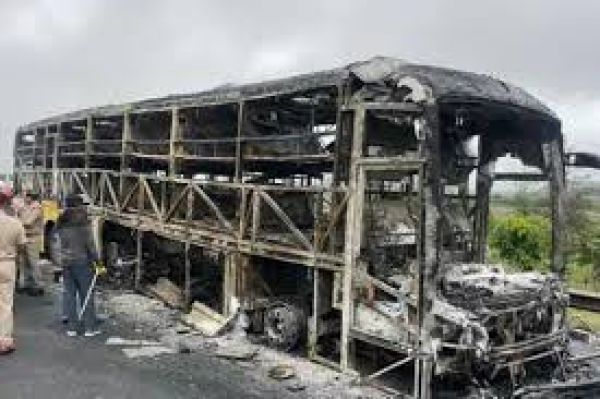 आंध्र प्रदेश बस दुर्घटना में शामिल मोटरसाइकिल पर सवार दोनों लोग नशे में थे: पुलिस