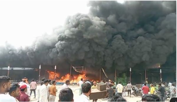 भाटापारा थोक सब्जी मंडी में आग, लाखों के नुकसान की आशंका