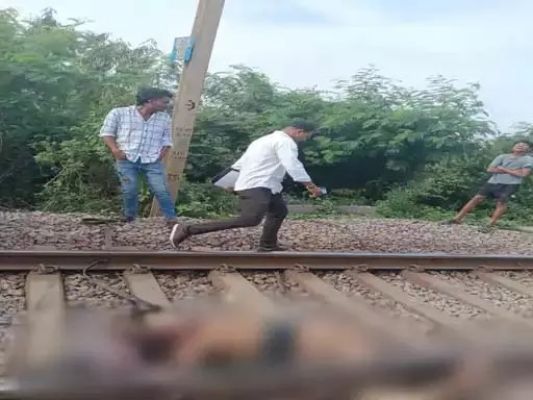 ट्रेन की चपेट में आने से युवक की मौत, हाथ में टैटू से संतोष लिखा है 