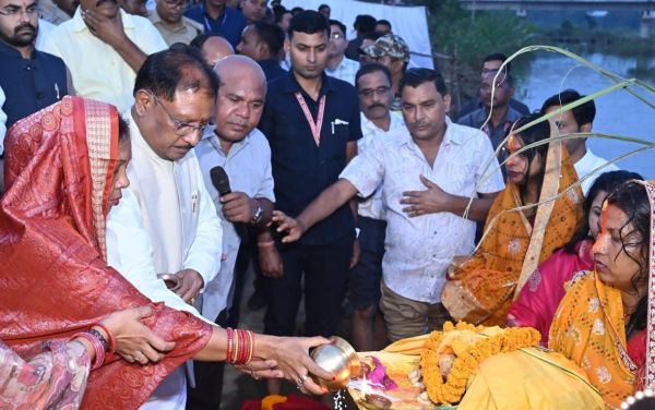 सीएम साय सपत्नीक ने दुलदुला छठ घाट में सूर्य को दिया अर्घ्य  