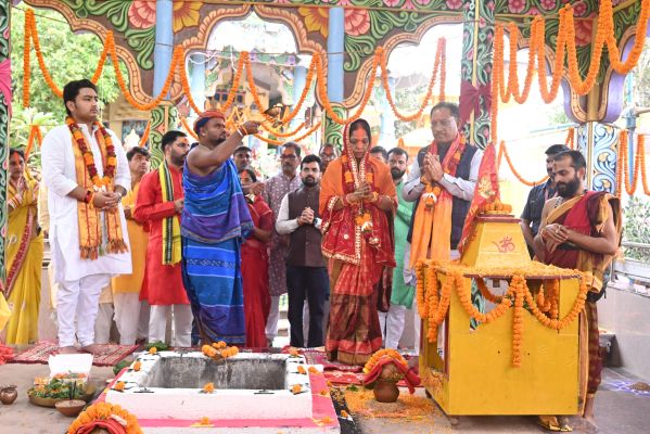 सीएम ने पत्नी संग की महाप्रभु श्री जगन्नाथ की पूजा-अर्चना सीएम ने पत्नी संग की महाप्रभु श्री जगन्नाथ की पूजा-अर्चना