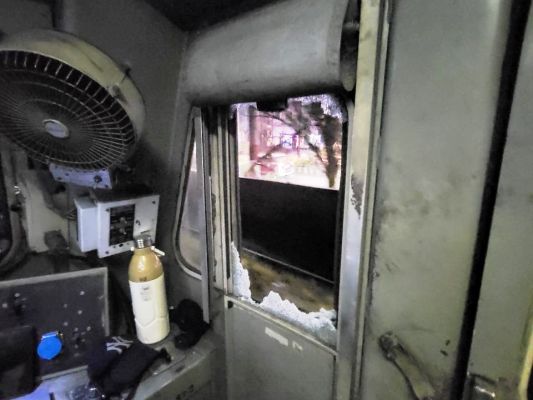 मालगाड़ी के इंजन पर पथराव, लोको पायलट घायल,  बालको रूट पर ट्रेनों का संचालन ठप मालगाड़ी के इंजन पर पथराव, लोको पायलट घायल,  बालको रूट पर ट्रेनों का संचालन ठप