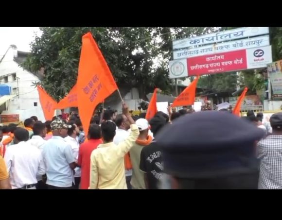 वक्फ बोर्ड कार्यालय  घेरकर  हनुमान चालीसा पाठ कर रहा विहिप  वक्फ बोर्ड कार्यालय  घेरकर  हनुमान चालीसा पाठ कर रहा विहिप