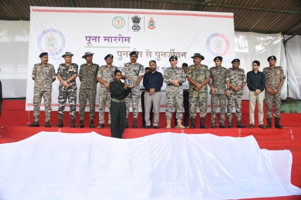 18 हथियारों के साथ 21 नक्सलियों ने किया समर्पण