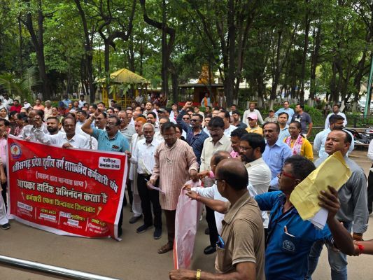 मोदी की गारंटी लागू करने कर्मचारियों ने प्रांत व्यापी प्रदर्शन 
