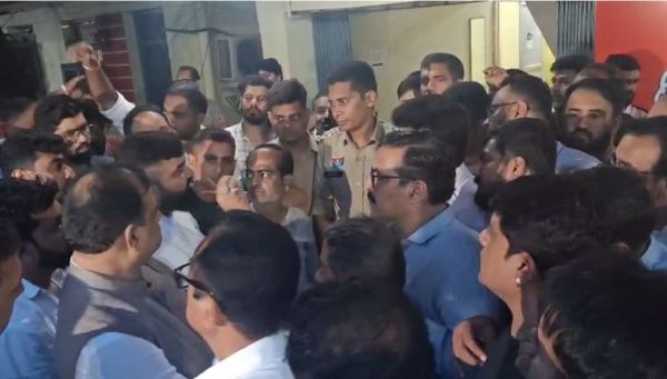 क्रांति सेना के खिलाफ प्रदर्शन 