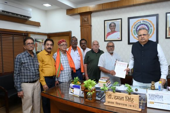 मोदी के नाम ज्ञापन, रमन को सौंपा पेंशनर महासंघ ने 