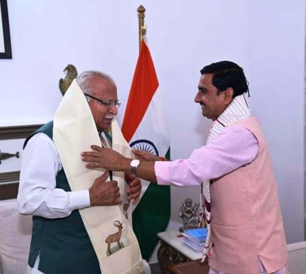 तोखन साहू ने केंद्रीय मंत्री मनोहर लाल से की मंत्रालय की योजनाओं पर चर्चा
