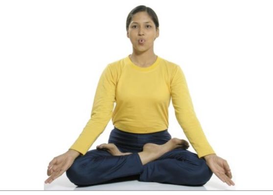 मुंह के छालों से राहत पाने के लिए करें योग और प्राणायाम, मानसिक तनाव भी होगा कम